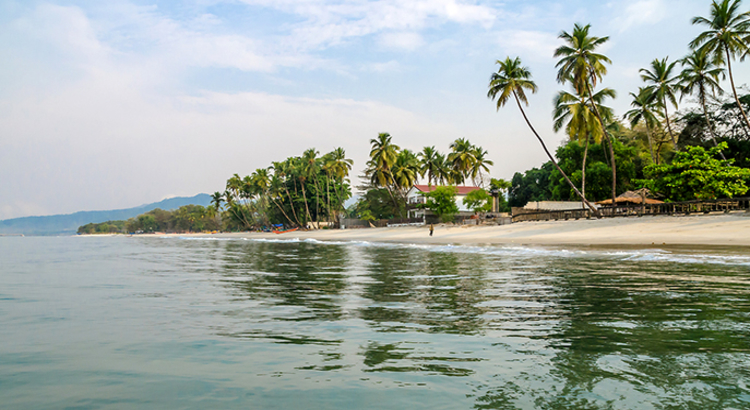 sierra leone strand banana beach freetown Foto iStock Fabian Plock